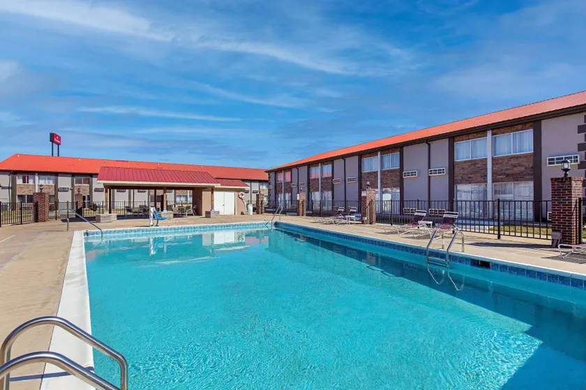 Ramada by Wyndham Bowling Green - Image 1