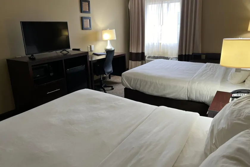 Days Inn & Suites by Wyndham Manheim Lebanon - Image 1