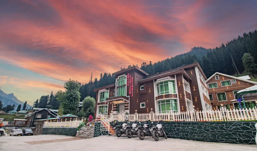 Hotel Glacier Heights - Image 1