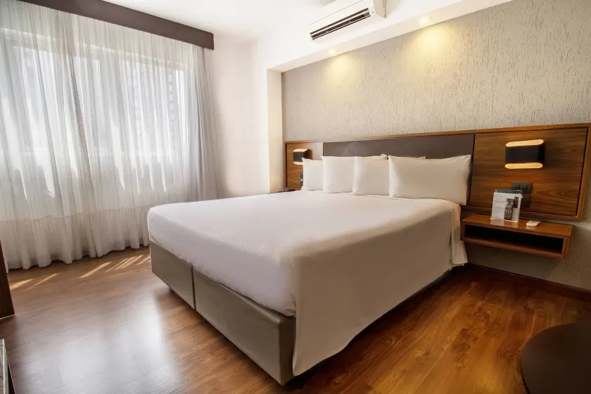 Hotel Deville Curitiba - Image 1