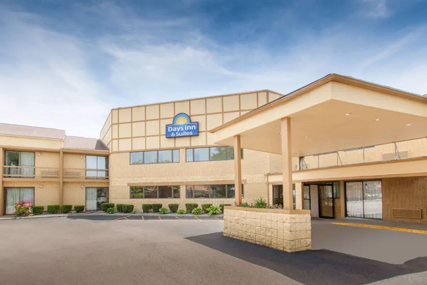 Days Inn & Suites by Wyndham Madison Heights MI - Image 1