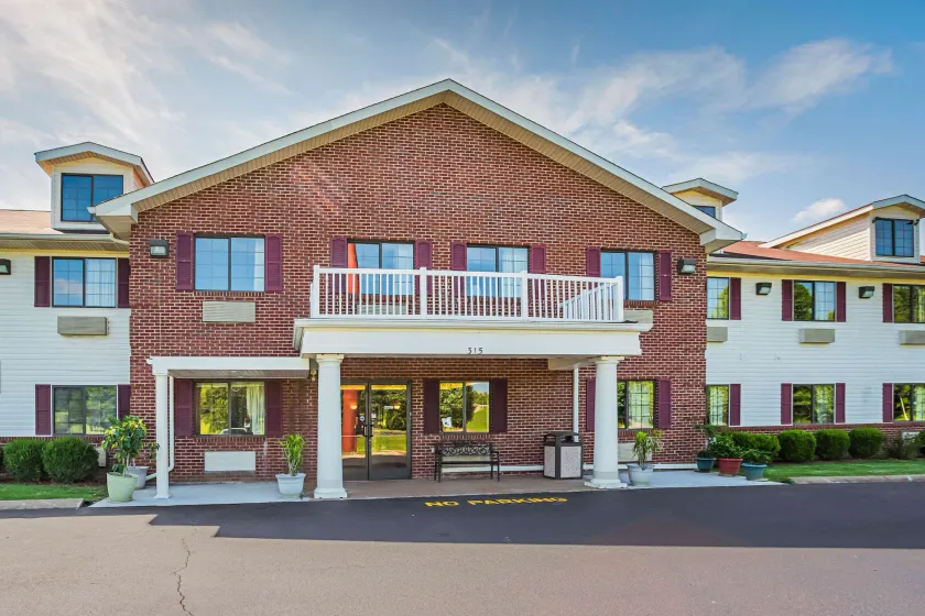 Econo Lodge Inn & Suites Ripley - Image 1