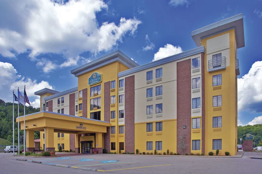 La Quinta by Wyndham Elkview - Charleston NE - Image 1