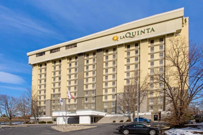 La Quinta by Wyndham Springfield - Image 1