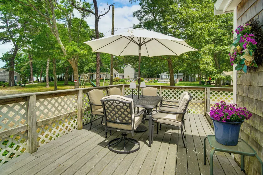 Charming Cape Cod Water-view Cottage - Image 1