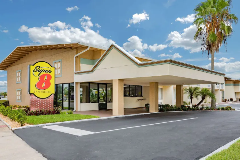 Super 8 by Wyndham Melbourne - Image 1