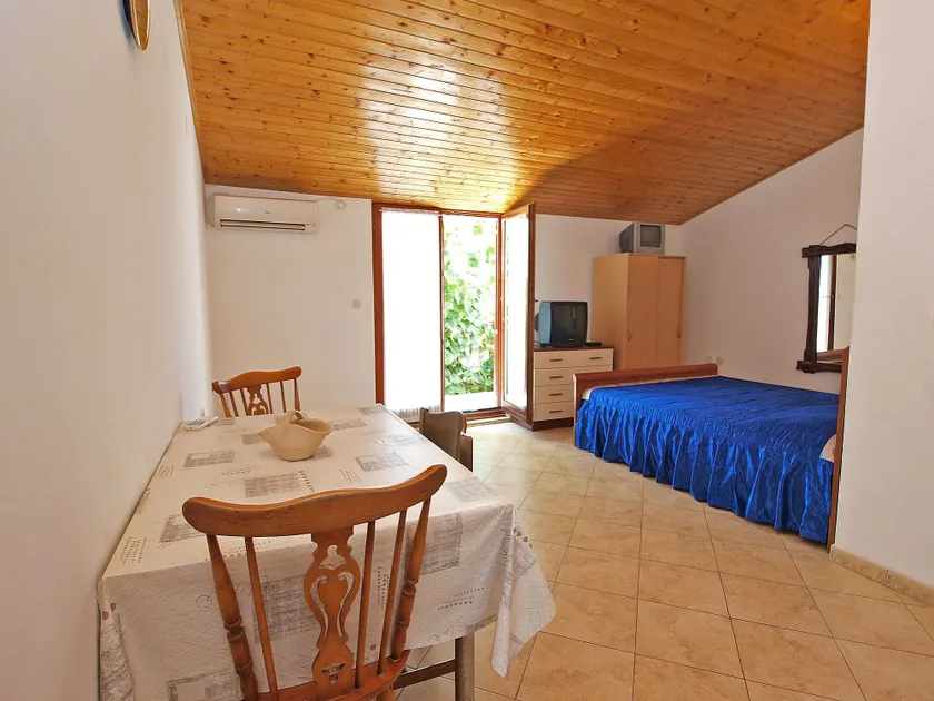 Apartment 909 - Image 1