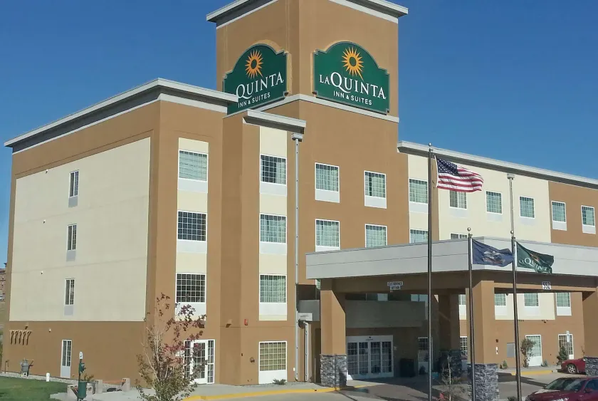 La Quinta Inn & Suites by Wyndham Dickinson - Image 1