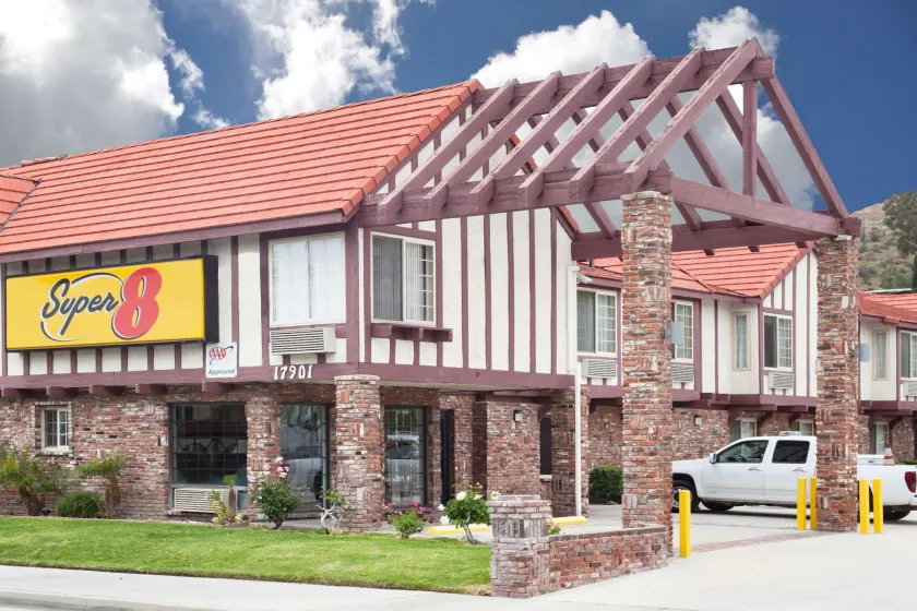 Super 8 by Wyndham Santa Clarita/Valencia - Image 1