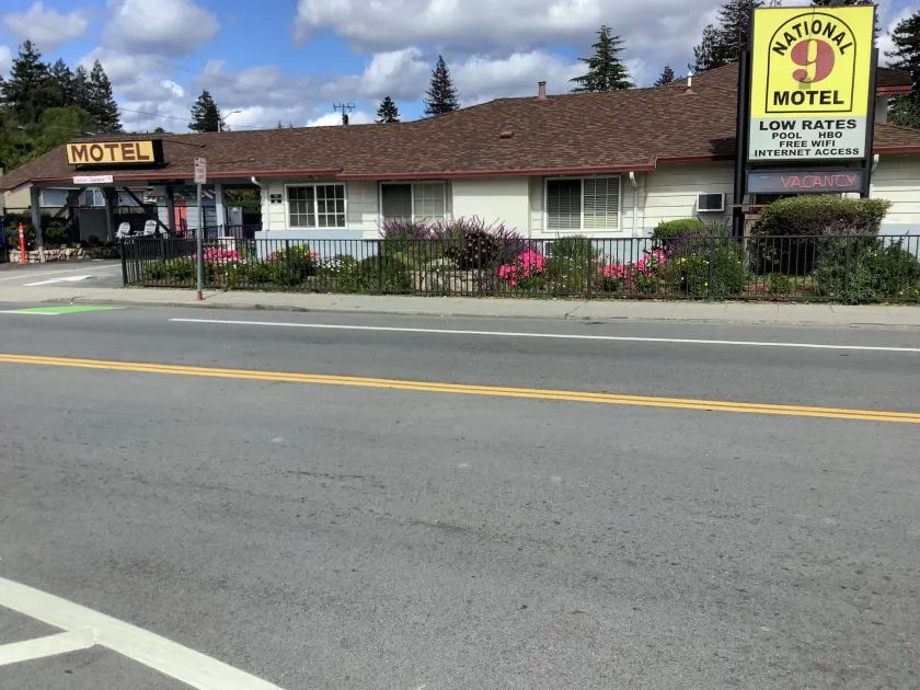 National 9 Motel - Image 1