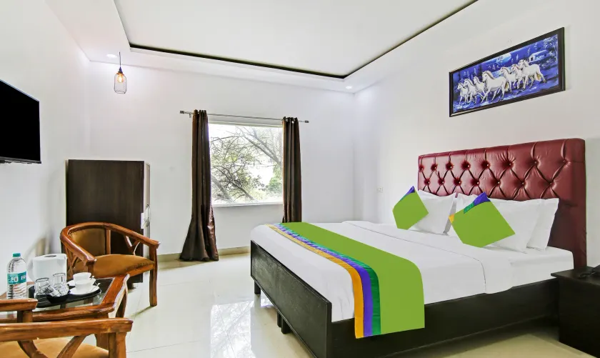 Hotel Royal Empirre Near PEC-PGI-PU-Sukhna Lake-Rock Garden-Rose Garden Chandigarh - Image 1