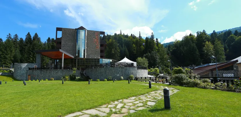 Lux Garden Hotel - Image 1
