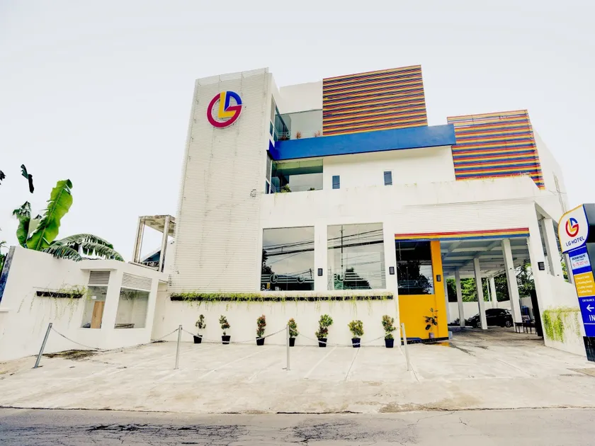 LG Hotel Jember by Calli Rooms - Image 1