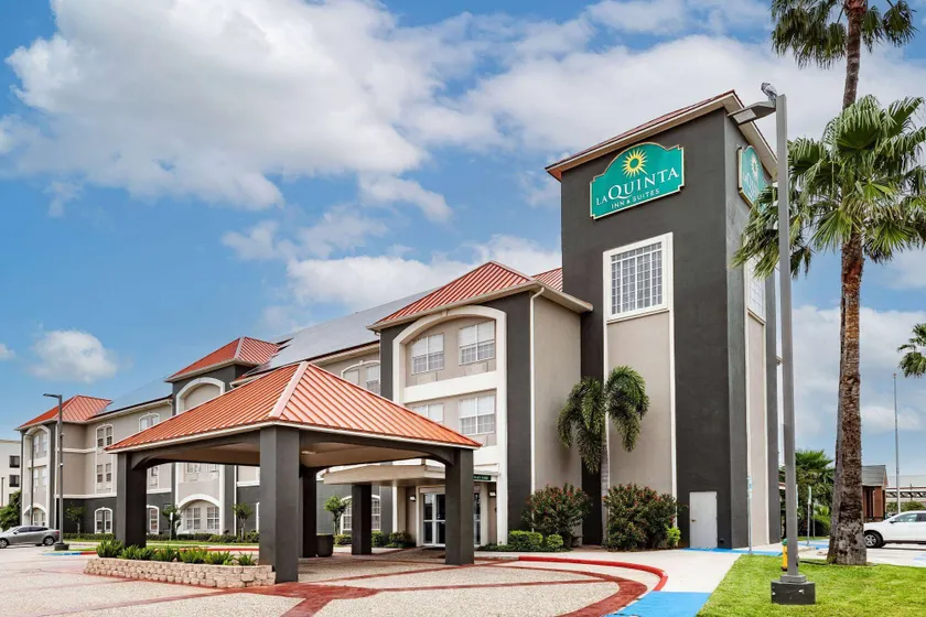 La Quinta Inn & Suites by Wyndham Pharr RGV Medical Center - Image 1