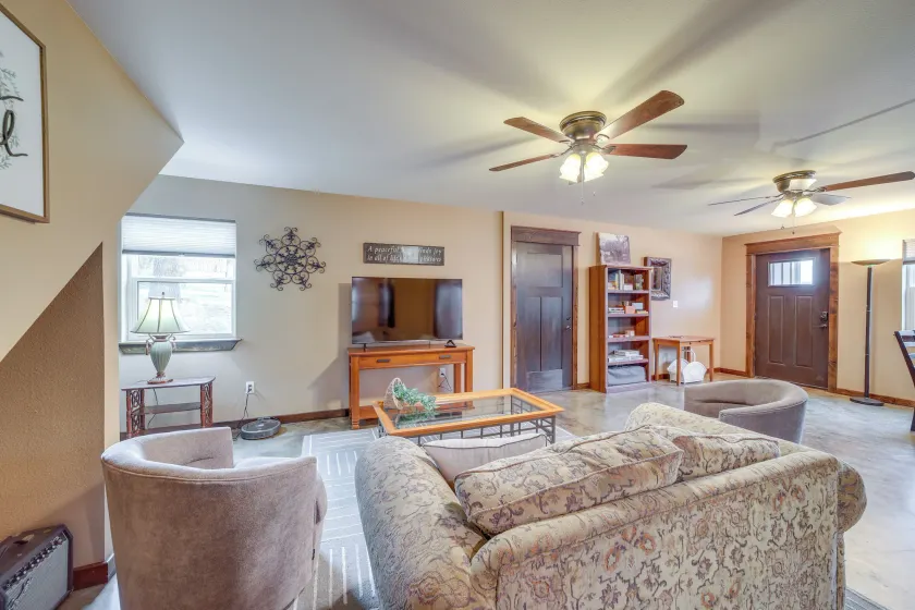 Hunt, Fish & Enjoy the Outdoors: Rural Atoka Home - Image 1