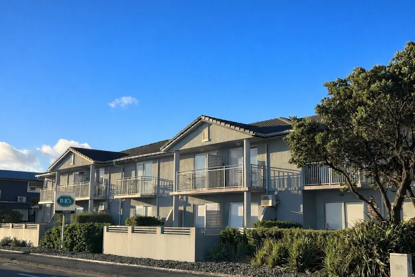 BKs Premier Motel Esplanade - Image 1