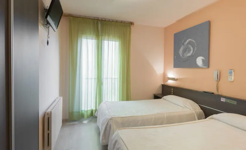 Hostal La Vila - Image 1