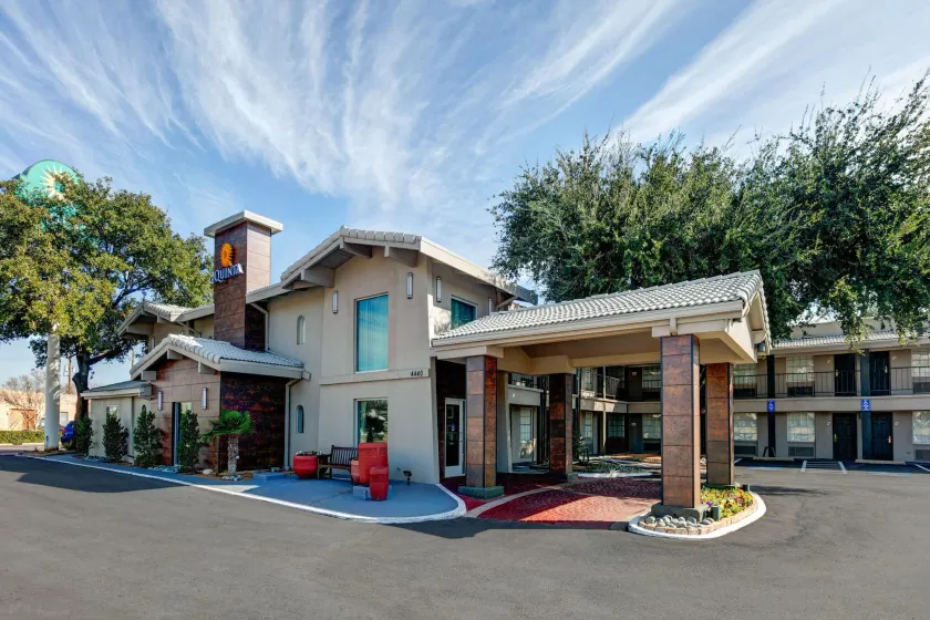 La Quinta Inn by Wyndham Dallas Uptown - Image 1