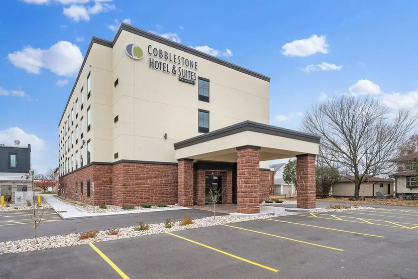 Cobblestone Hotel & Suites - Mosinee - Image 1