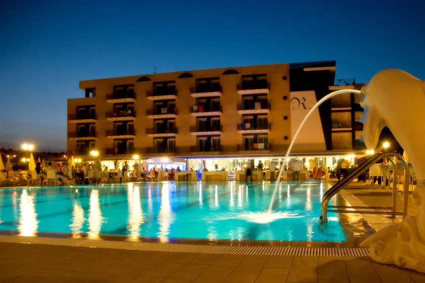 Hotel Roses - Image 1