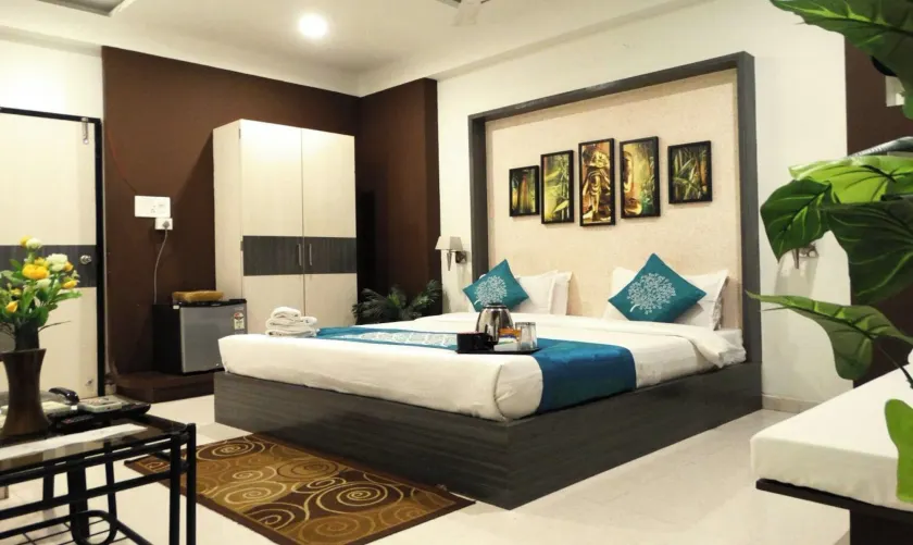 Hotel Crown - Image 1