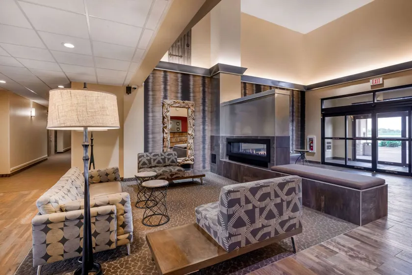 Comfort Suites Burlington - Image 1
