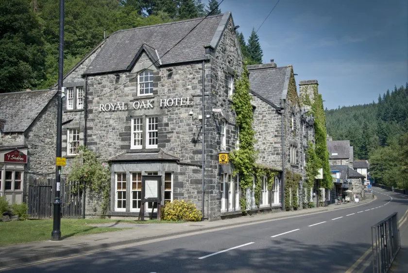 Royal Oak Hotel - Image 1