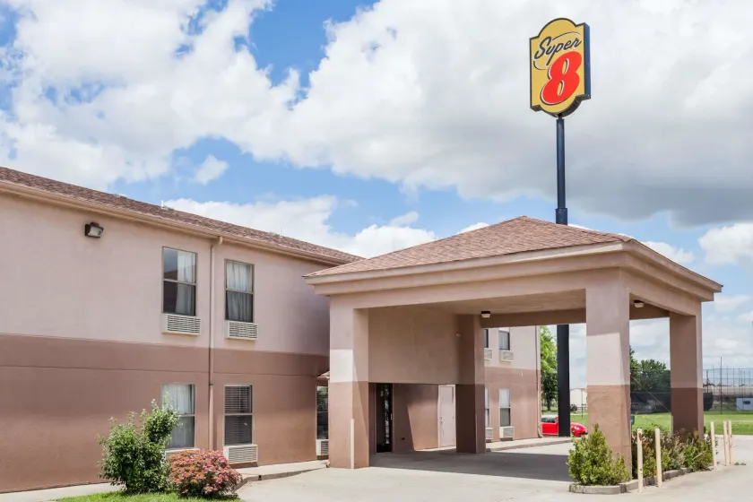 Super 8 by Wyndham Harrisburg - Image 1