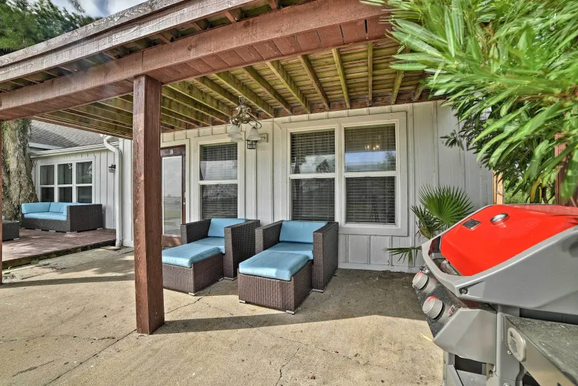 Rockport Bayfront Studio w/ Patio: 'Casa Familia' - Image 1