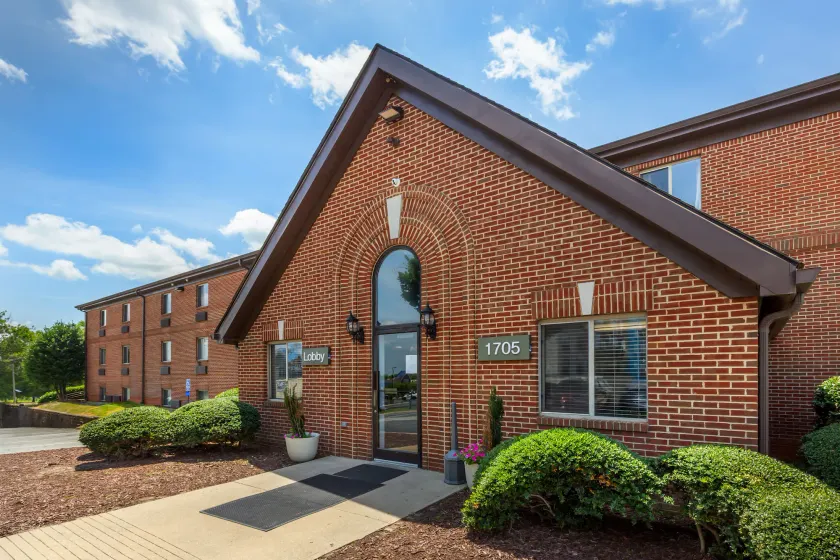 HomeTowne Studios & Suites by Red Roof Greensboro - Image 1