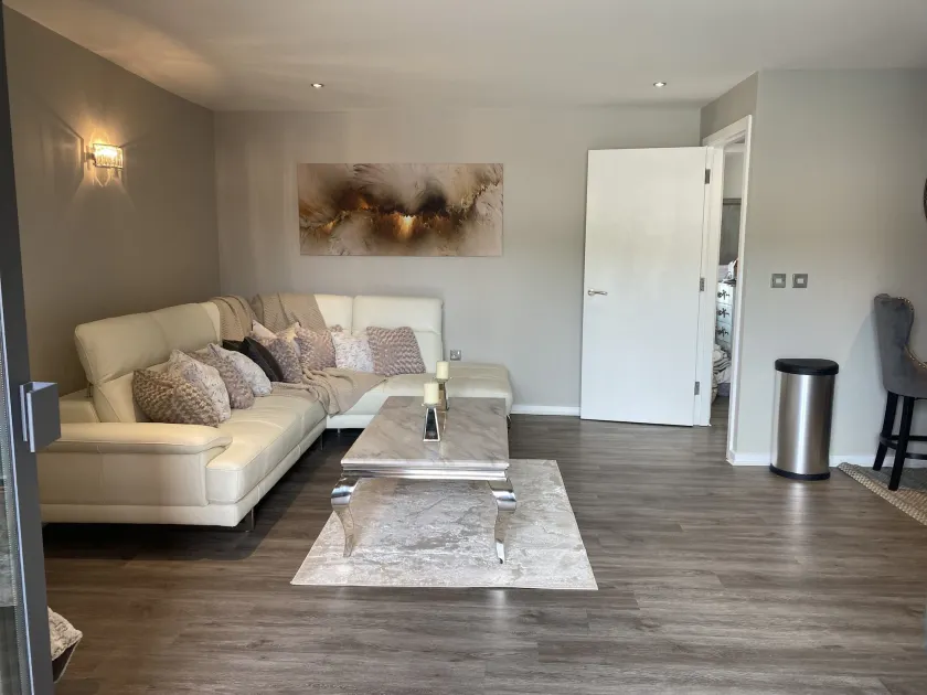 Apartment-Luxus-Eigenes Badezimmer-Balkon - Image 1