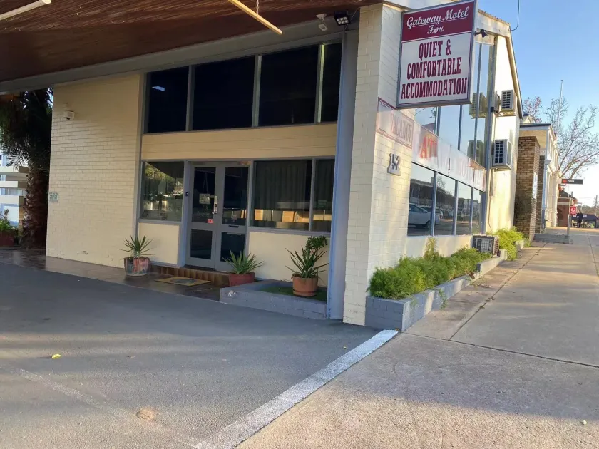 Gateway Motor Inn - Image 1