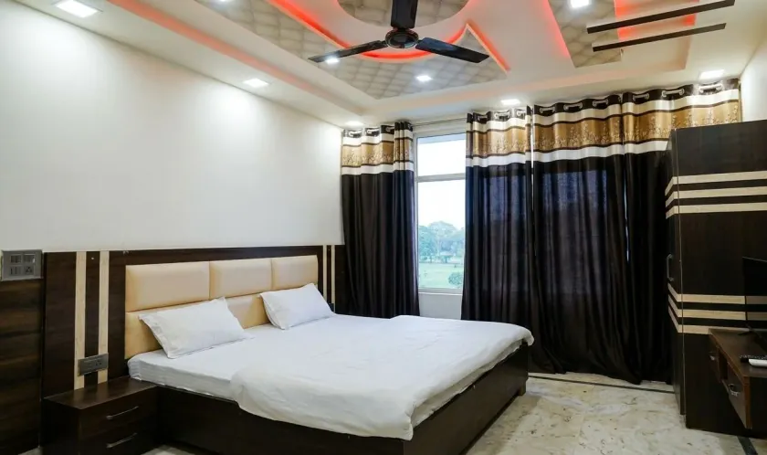 Hotel Blue Berry Agra - Image 1
