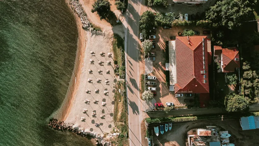 Calma Beach Hotel - Image 1