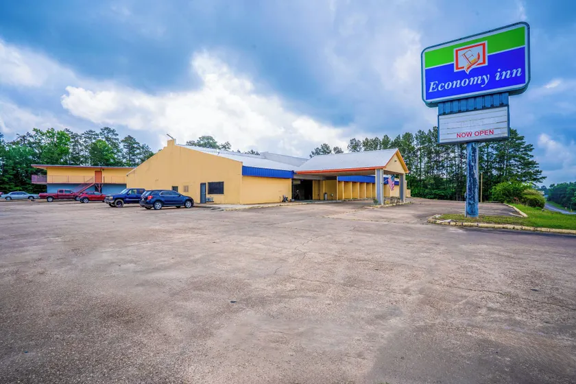 Economy Inn Livingston By OYO TX US 59 - Image 1