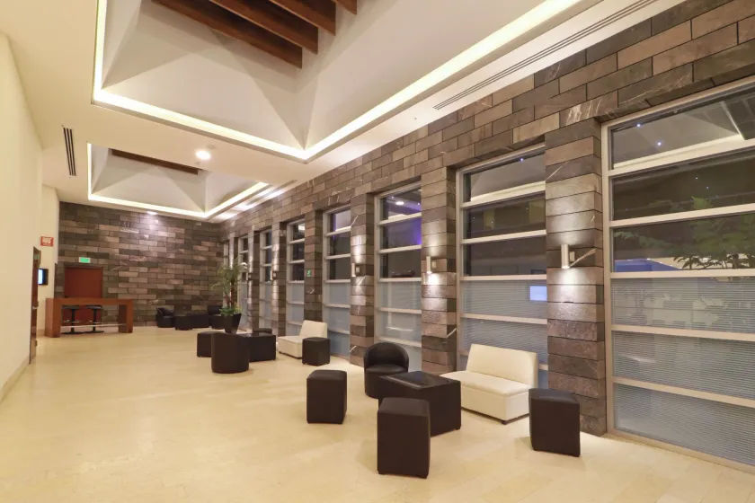 Holiday Inn & Suites Plaza Mayor by IHG - Lobby-Lounge