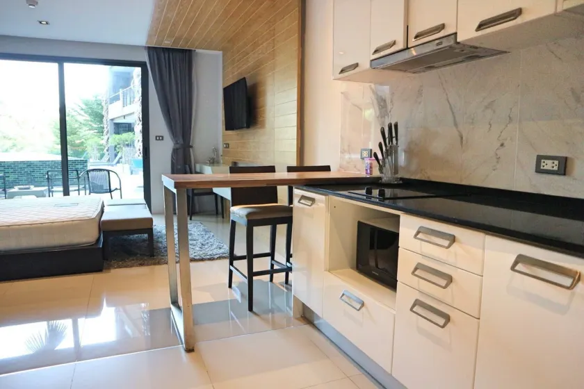 Emerald 215 - Studio With Balcony and Shared Pool - Image 1