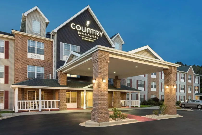 Country Inn & Suites by Radisson, Milwaukee Airport, WI - Image 1