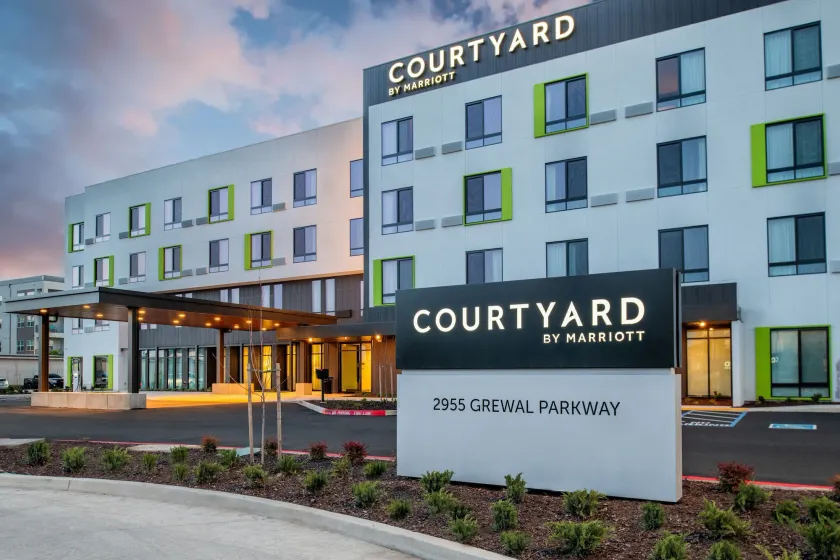 Courtyard by Marriott Modesto North - Image 1