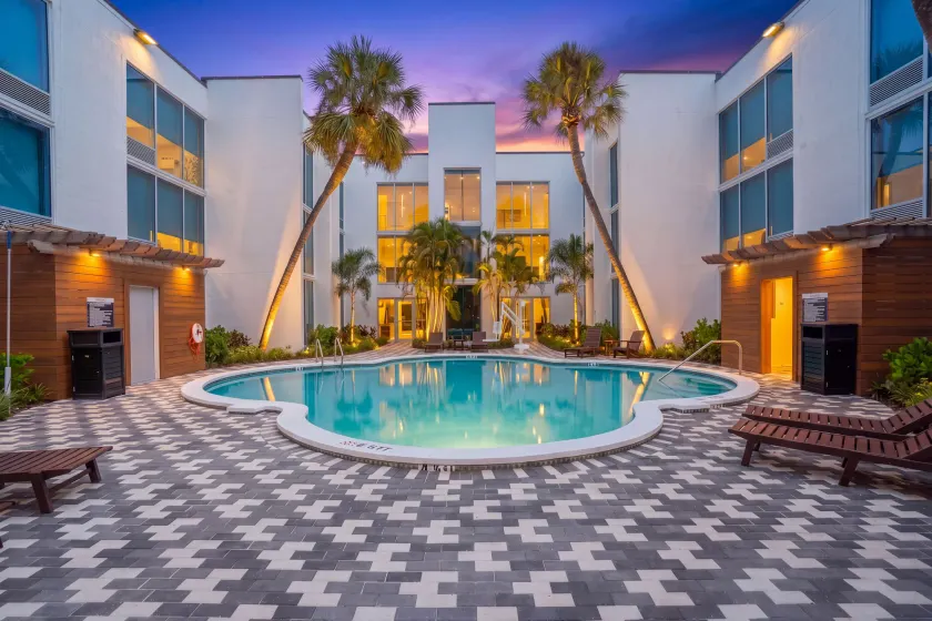 Tropical Palms Hotel - Image 1