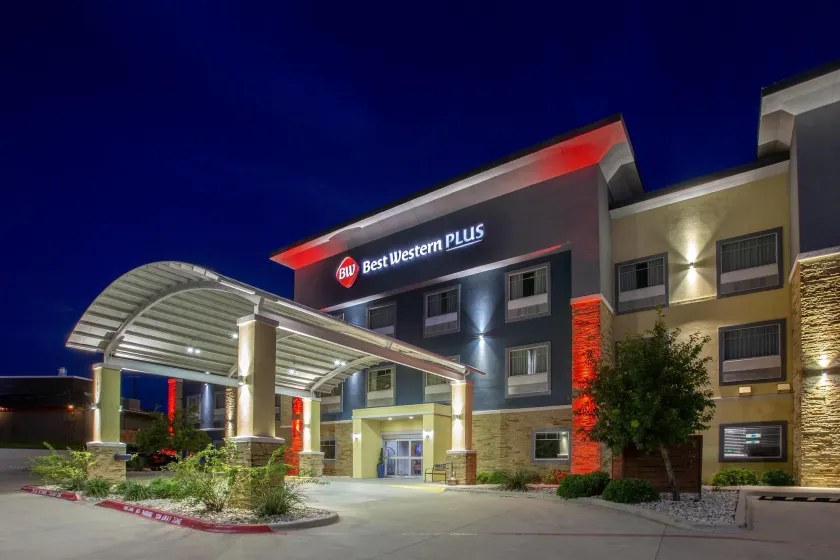 Best Western Plus Lampasas Inn & Suites - Image 1