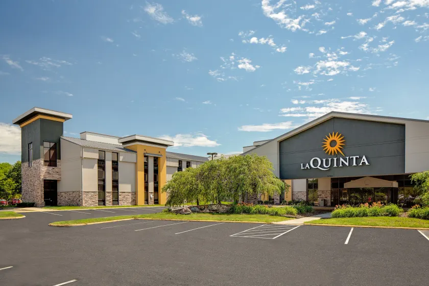 La Quinta Inn & Suites by Wyndham Detroit Metro Airport - Image 1