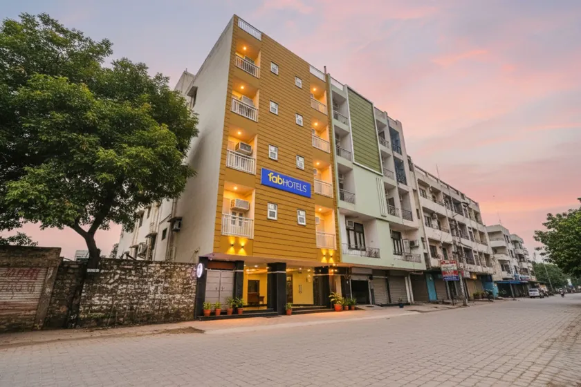 FabHotel Taugan Inn - Nr Yashobhoomi Convention Centre - Image 1