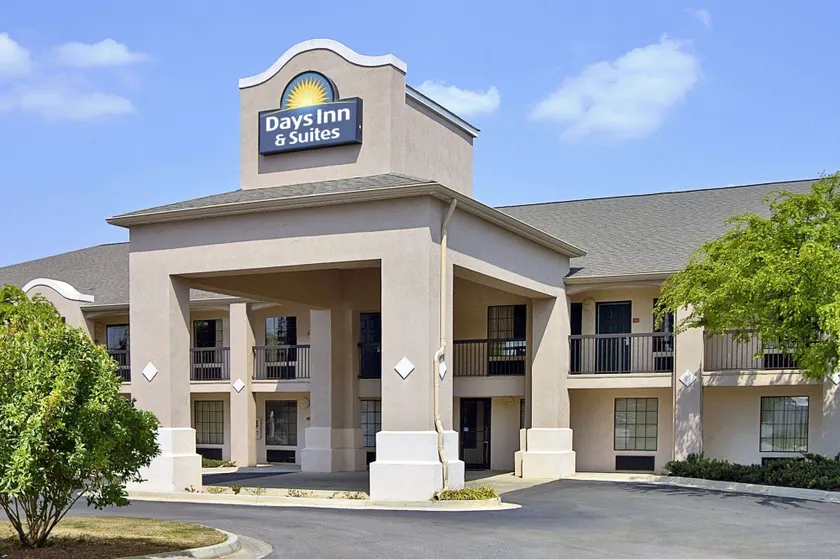 Days Inn & Suites by Wyndham Fort Valley - Image 1