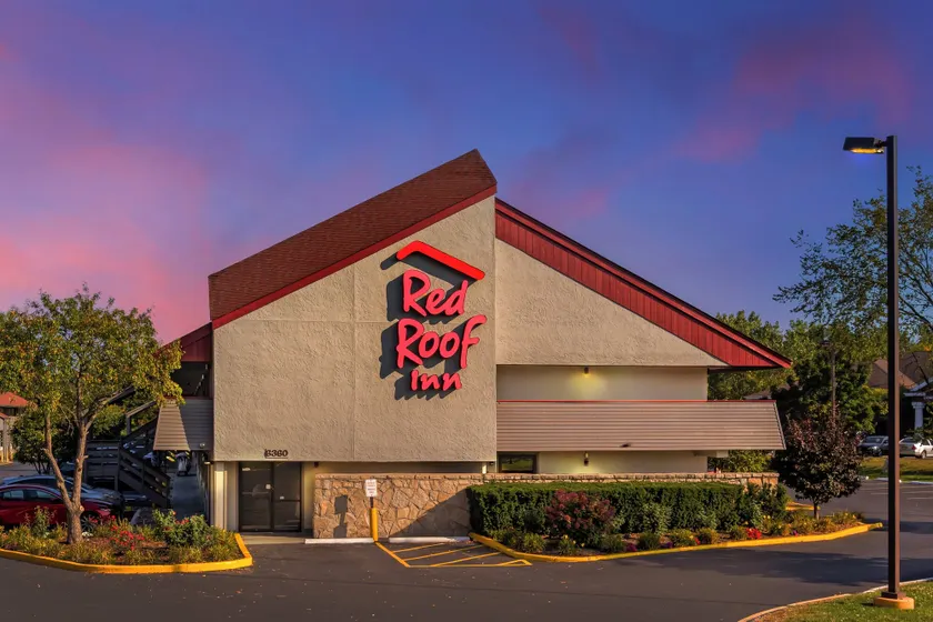Red Roof Inn Milwaukee Airport Oak Creek - Image 1