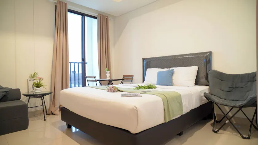 Spacious and Homey Studio at Cleon Park Apartment By Travelio - Image 1