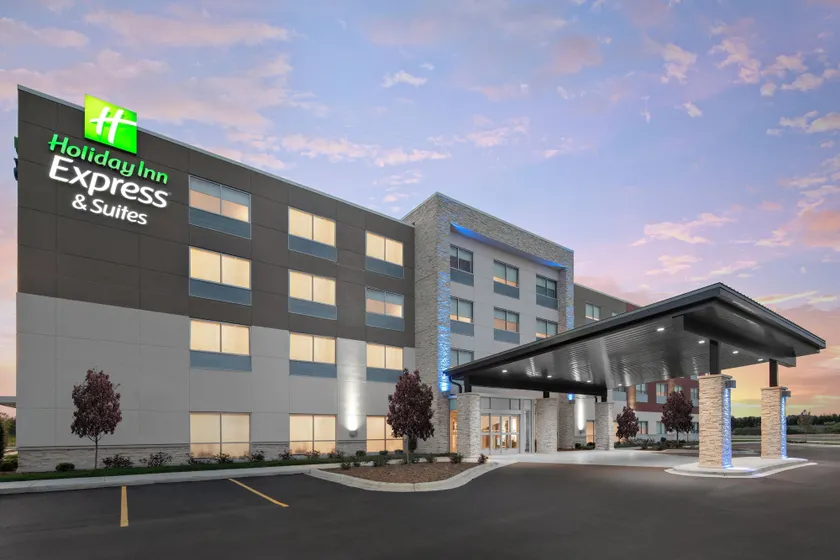 Holiday Inn Express & Suites - Elkhorn - Lake Geneva Area by IHG - Image 1
