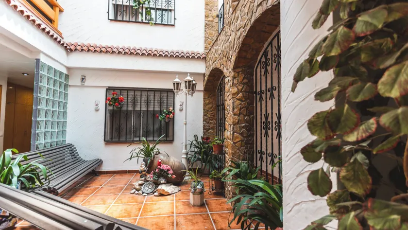 Agusti Hostal - Image 1
