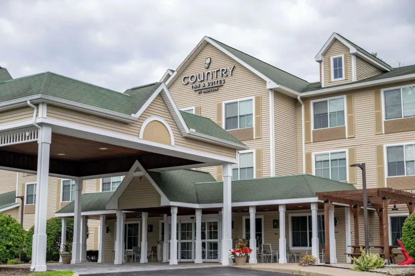 Country Inn & Suites by Radisson, Queensbury - Lake George , NY - Image 1
