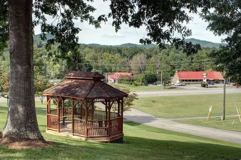 Highland Manor Inn - Image 1